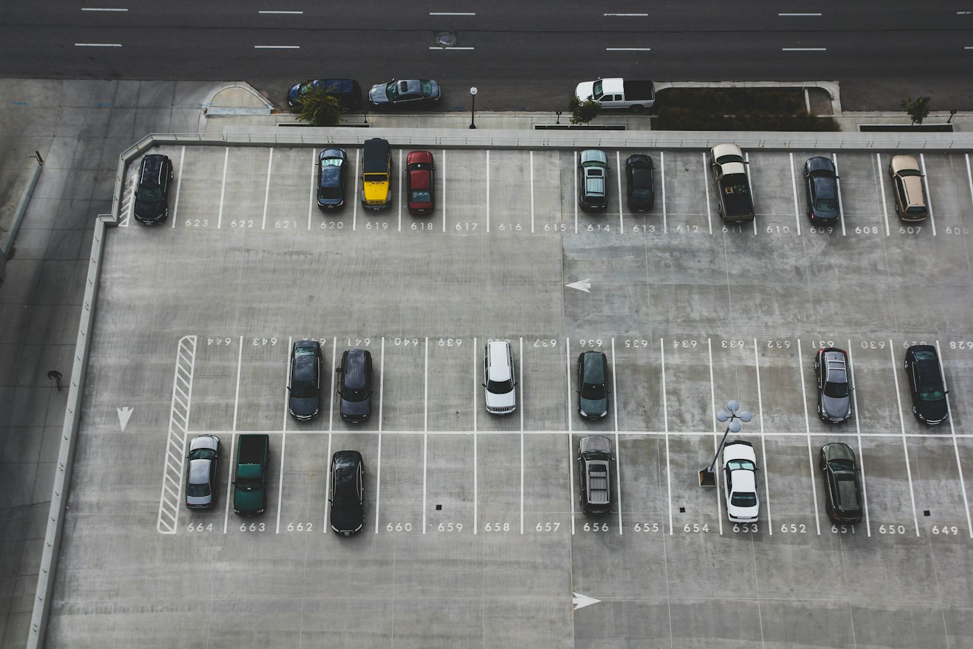 Estacionamiento visto desde arriba, con varios autos